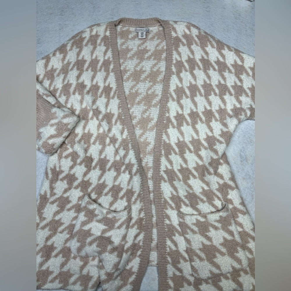 Sincerly Jules Women’s Medium Cream Geometric Shape Sweater Shawl - Picture 2 of 6